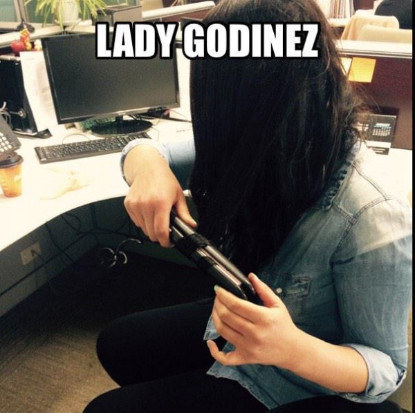 lady godínez planchándose el cabello