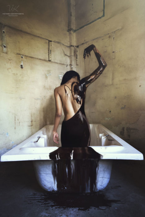 fotografía mujer cubierta de aceite