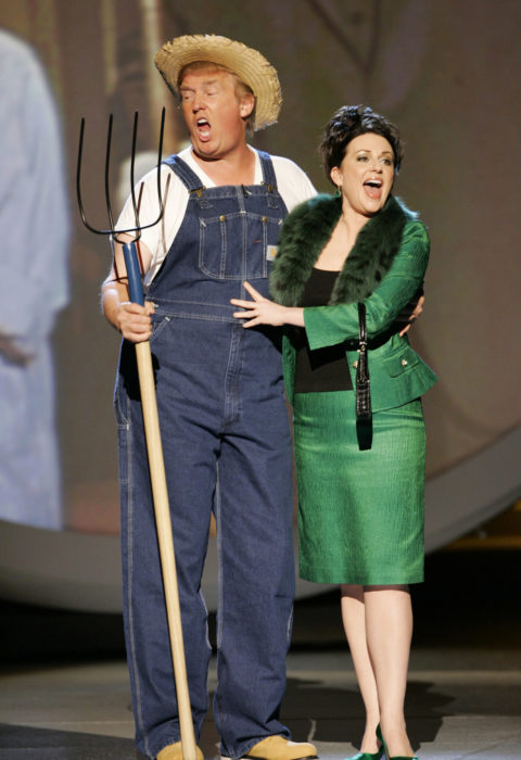 Donald Trump canta el tema de Green Acres con Megan Mullally 2005