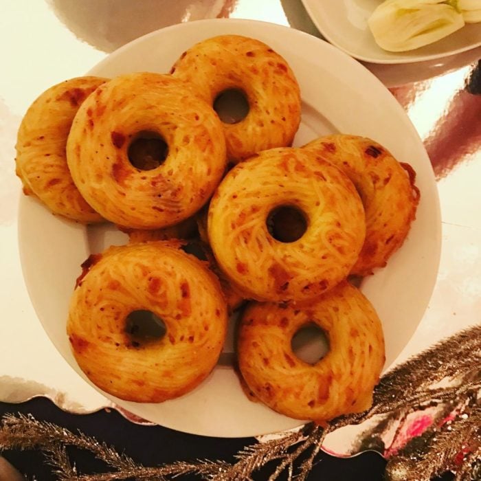 donas de espaguetti en un plato 