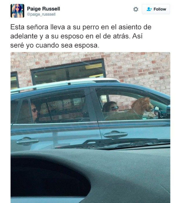 mujer lleva al perro adelante y a su esposo atrás