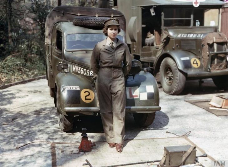 foto de la reina frente a un carro militar 