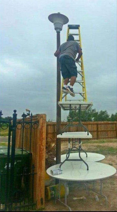 hombre subido en escalera sobre mesa sobre mesa sobre mesa