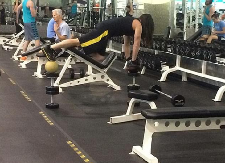 hombre tonto en el gimnasio 