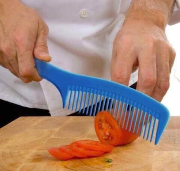 cortando tomate con un peine 