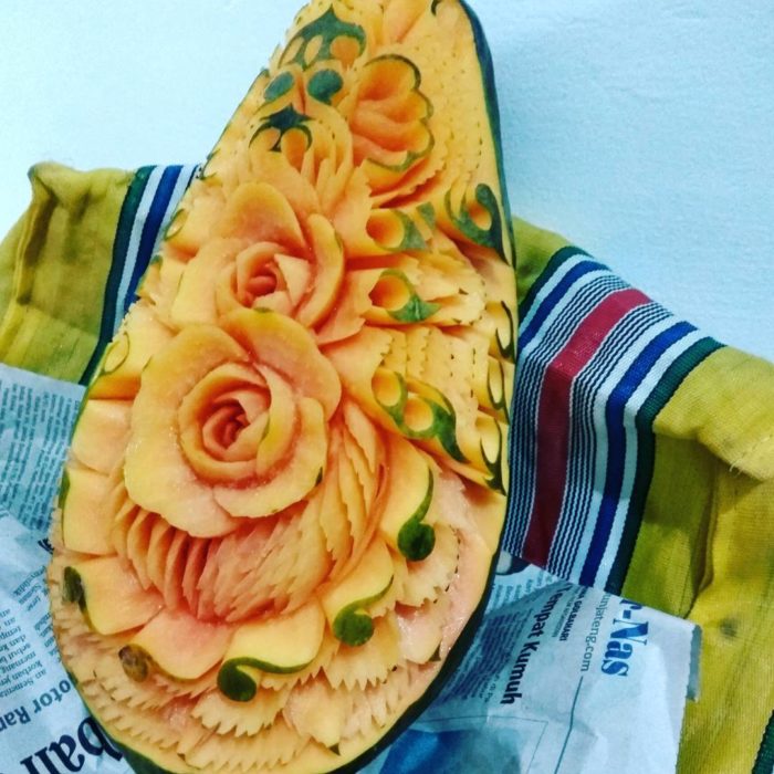 papaya tallada formando flores