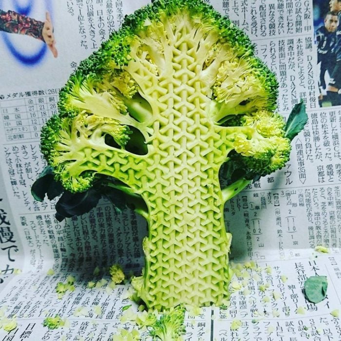 brócoli partido por la mitad y tallado 