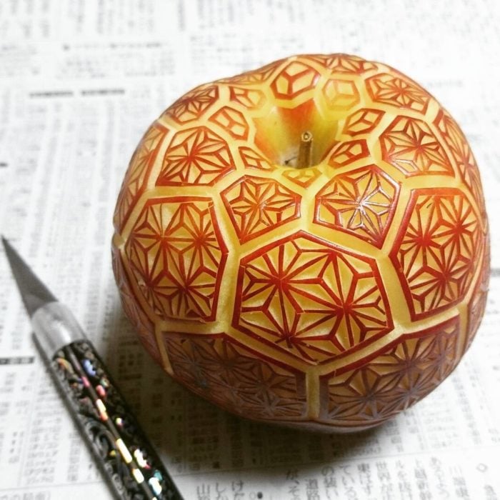diseño tallado en manzana 