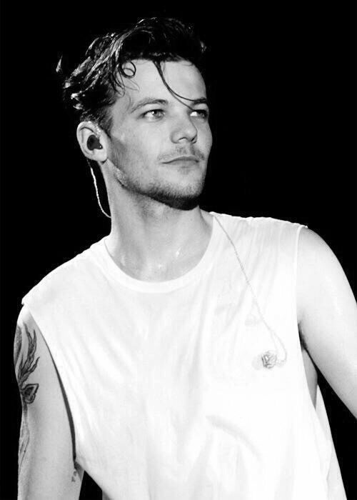 Louis Tomlinson a blanco y negro