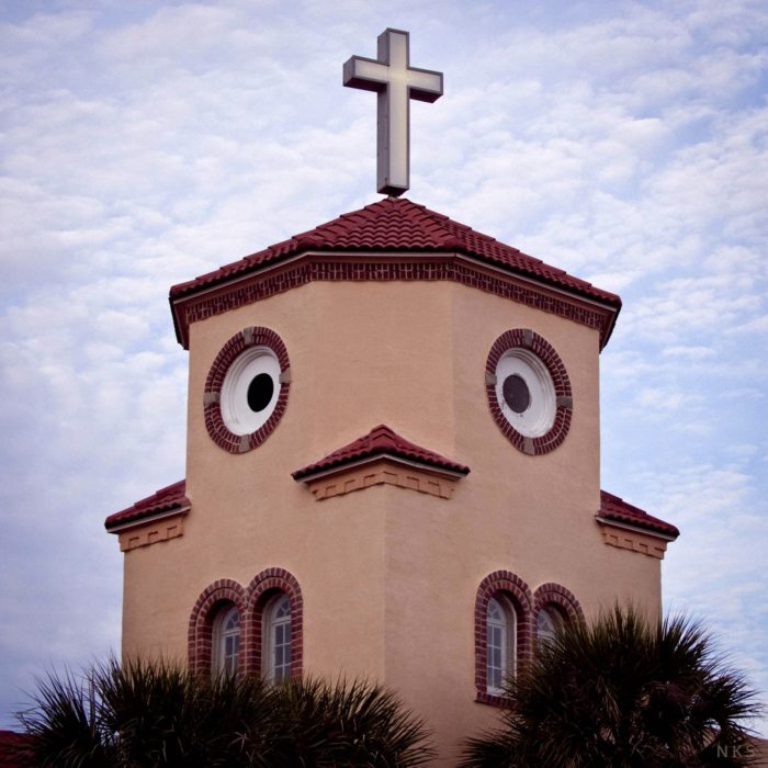 iglesia con ojos 