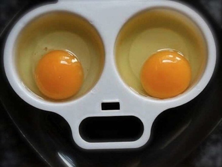 huevos estrellados en recipientes