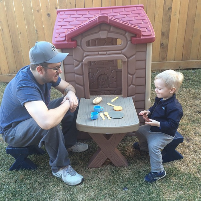 papá jugando a la casita con su hijo 