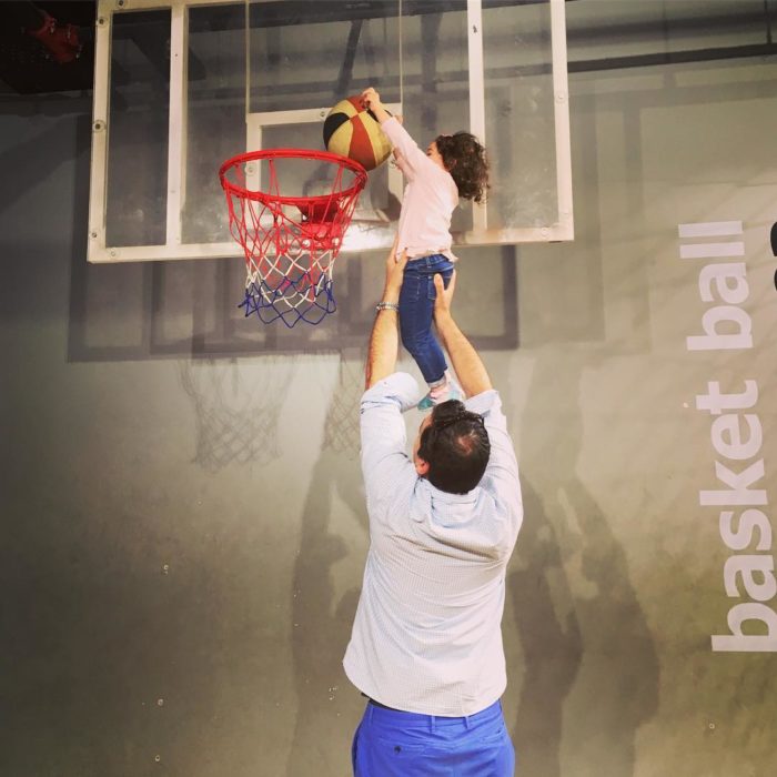 papá jugando basket ball 