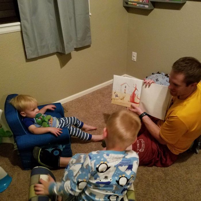 papá leyéndole a sus hijos 