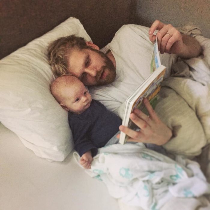 papá leyéndole a su bebé 
