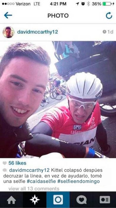 chico toma selfie con ciclista caído 