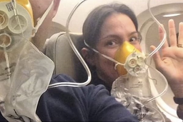 selfie con mascarillas de aire en el avión
