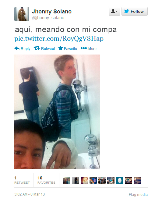 niño toma selfie con su amigo mientras orinan