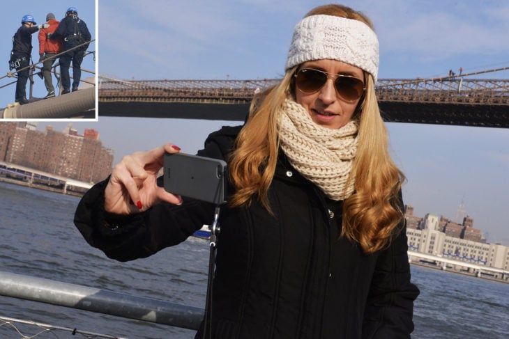 mujer toma selfie de un hombre que va a saltar del puente