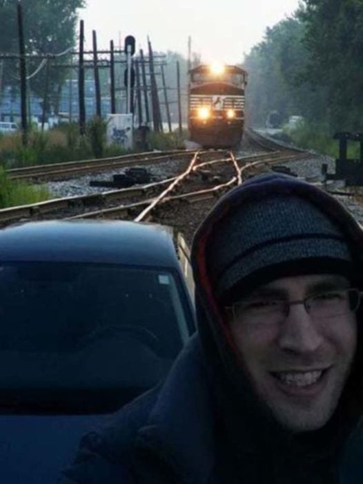 hombre toma selfie y el tren viene hacia él 