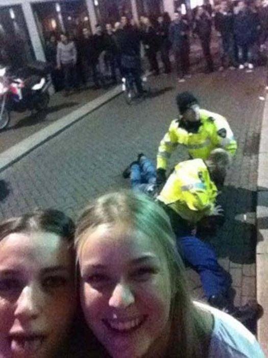 chicas toman selfie en un accidente 