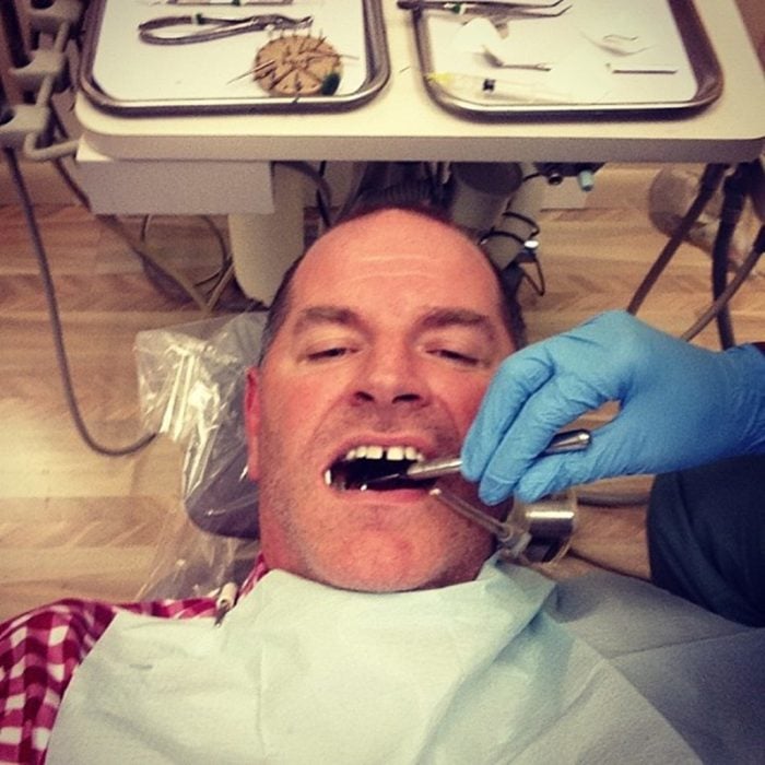 hombre se toma selfie en el dentista