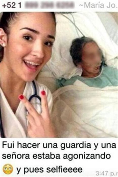 joven doctora toma selfie en el hospital