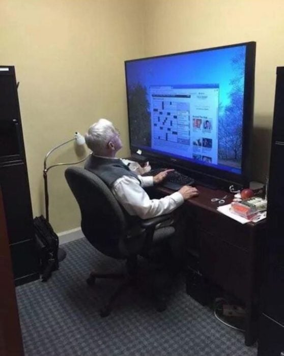 Abuelos vs tecnología - pantalla enorme abuelo 