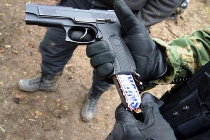 barra de snickers en pistola 