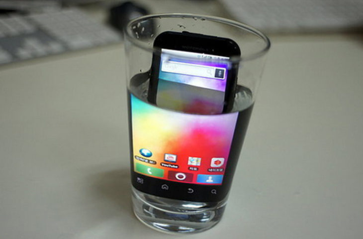 celular dentro de vaso con agua 