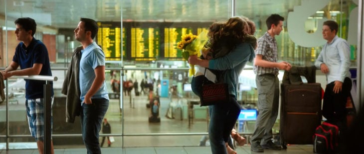 escena de aeropuerto de la película love rossie