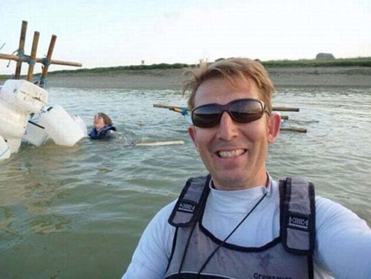 hombre se toma selfie mientras otro se está ahogando