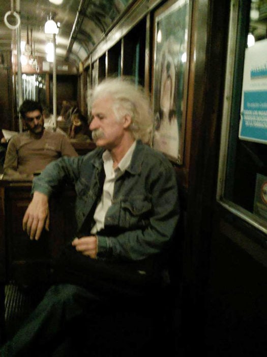 albert einstein en el transporte público