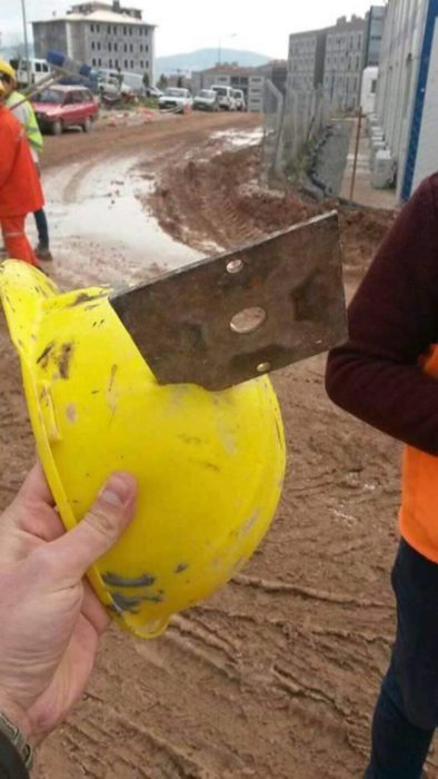 casco amarillo con un metal incrustado 