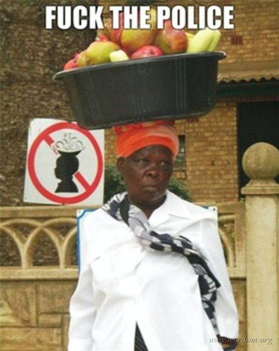 señora con un cesto de frutas en la cabeza