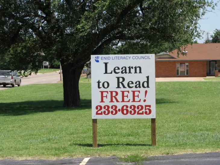 cartel que dice aprende a leer