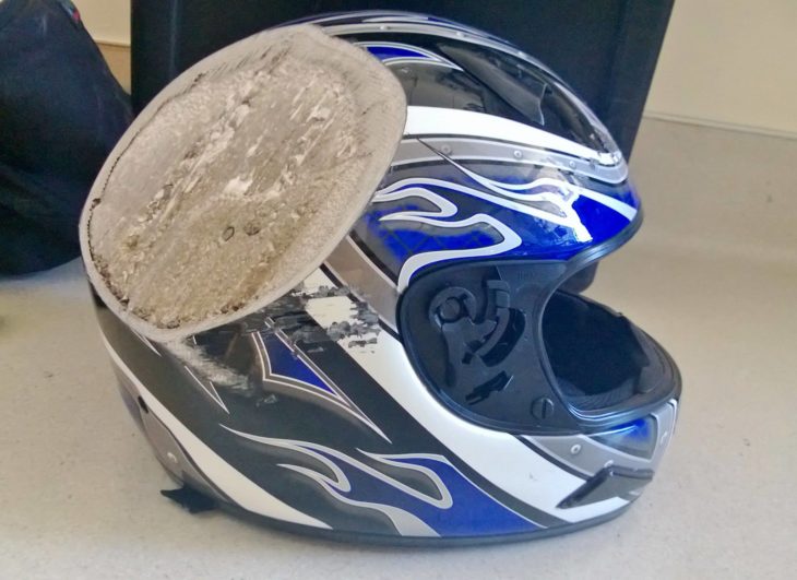 casco azul con un bote