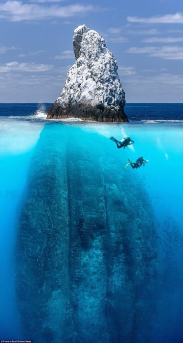 piedra gigante bajo del mar