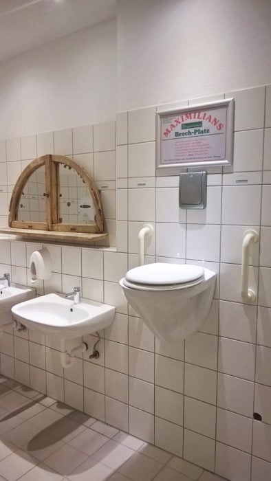 taza de baño instalada al lado del lavabo 