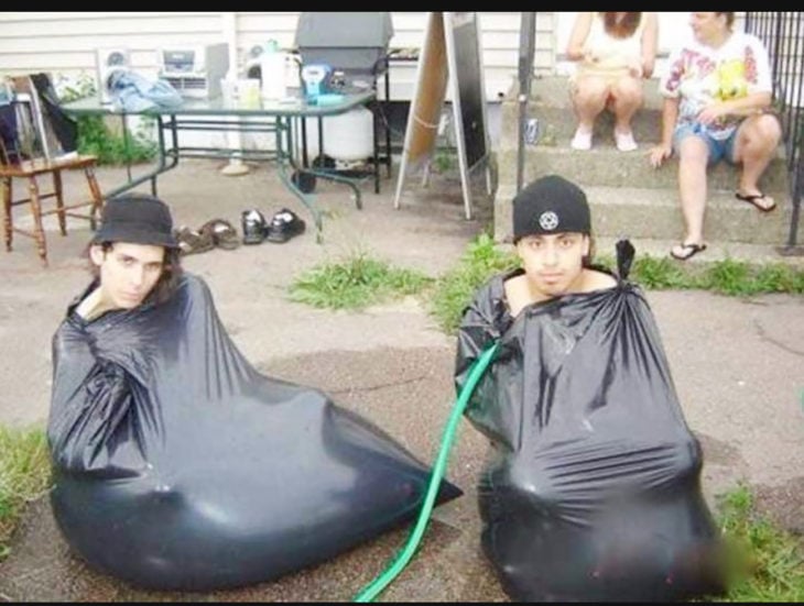 dos chicos en bolsas de plástico negras