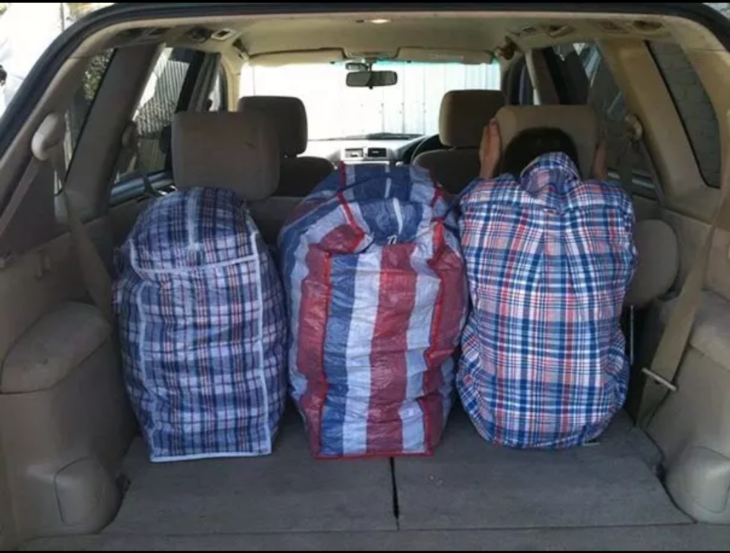 chico con camisa a rayas camuflado con bolsas del mismo patrón