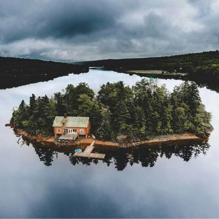 cabaña en una isla en medio de un lago