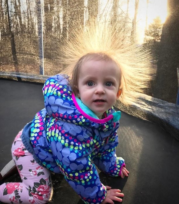 niña con el cabello con estática