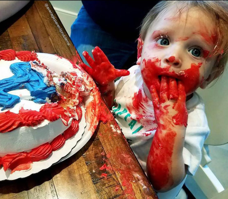 niño embarrado de pastel 