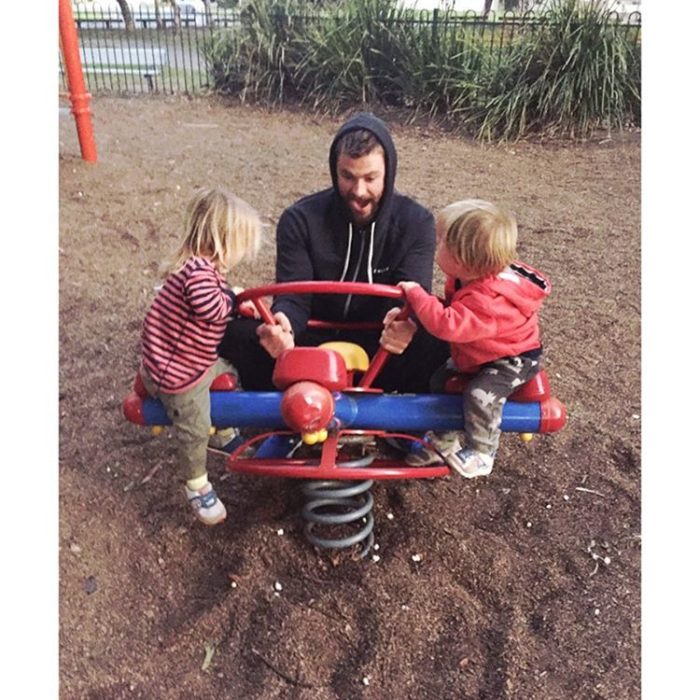 Chris Hermsworth jugando con sus hijos
