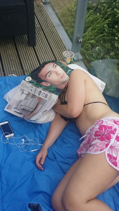 chica dormida con una revista encima 