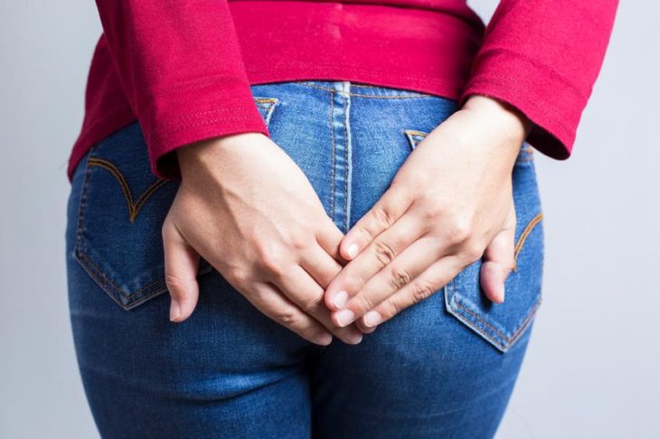 mujer tocándose el trasero