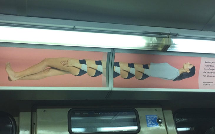 poster mal puesto en el metro