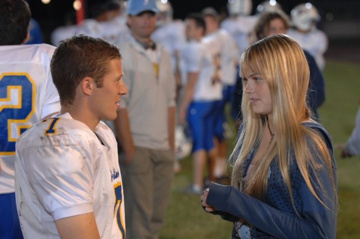 pareja discutiendo en campo de football