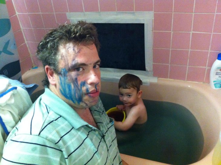 papá con el rostro coloreado y su hijo en la bañera